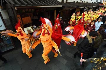 أهل هانغتشو يحتفلون بعيد الربيع الصيني بملابس "الديك الذهبي"