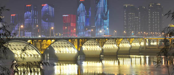 الأضواء الملونة تزين نهر شيانغجيانغ