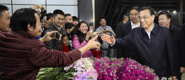 رئيس مجلس الدولة الصيني يشدد على مكافحة الفقر