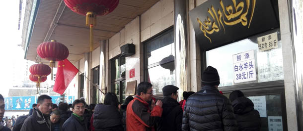 ازدهار شارع نيوجيه الشهير بطابعه الإسلامي في بكين مع حلول عطلة السنة القمرية الجديدة التقليدية الصينية
