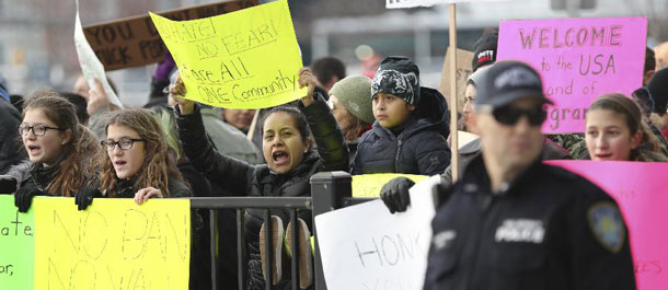 قرار ترامب بشأن اللاجئين يثير احتجاجات أمام البيت الأبيض وأكثر من 30 مطارا أمريكيا