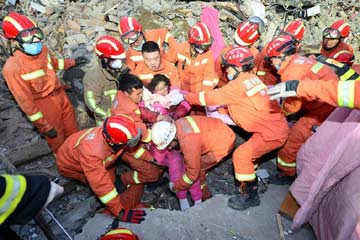 إنقاذ شخصين ومقتل 7 في انهيار مبنى سكني بشرقي الصين