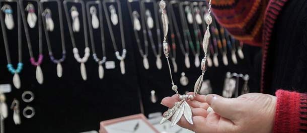 فلسطينية تصنع المجوهرات الفضية على شكل أوراق الزيتون في الضفة الغربية