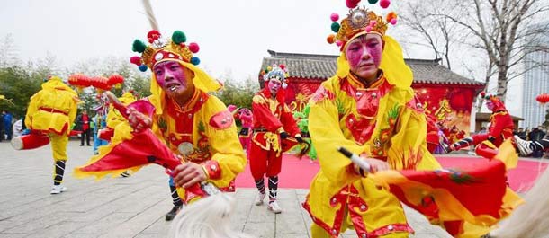عرض رقص شعبي قديم في شرقي الصين للاحتفال بالسنة الجديدة