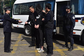 شرطة قوانغدونغ تنقل مشتبها فيه إلى هونج كونج