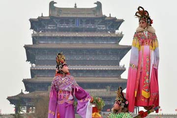 عرض تقليدي بمناسبة عيد الربيع في شمالي الصين