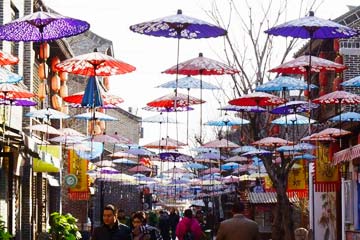 مظلات ملونة تزين سماء شارع بمدينة جينان