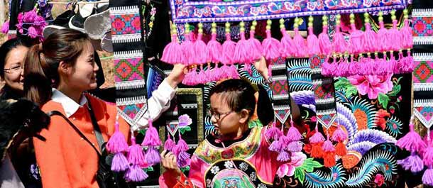 مهرجان قومية يي الثقافي للتطريز في جنوب غربي الصين