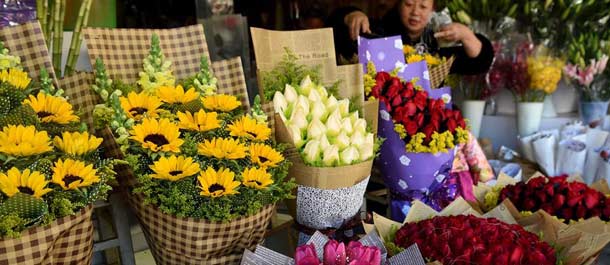عرض الزهور في يوننان بجنوب غربي الصين قبل عيد الحب