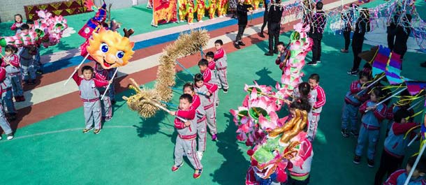 رقصات التنين التقليدية بين الأطفال في شرقي الصين