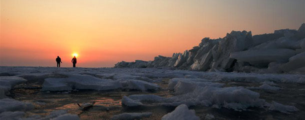 قطع الجليد تطفو على بحيرة شينغكاي بشمال شرقي الصين