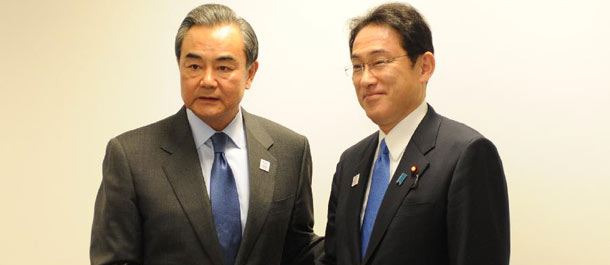 وزير الخارجية الصيني يحث على بذل جهود لاعادة العلاقات الصينية-اليابانية إلى مسارها الصحيح