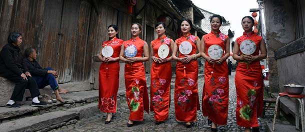 عرض أزياء "تشيباو" التقليدية الصينية