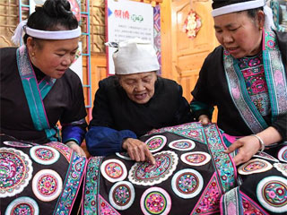 خبيرة تطريز تبلغ أكثر من 90 عاما من قومية دونغ في جنوبي الصين