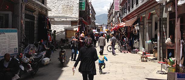 شارع المسلمين التجاري في مدينة لاسا الصينية