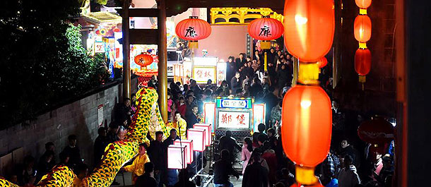 مهرجان الفوانيس الملونة في بلدة تاريخية بجنوب شرقي الصين