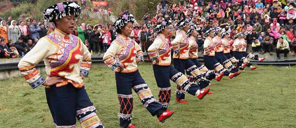أبناء قومية يي يحتفلون بالعيد التقليدي في جنوب الصين