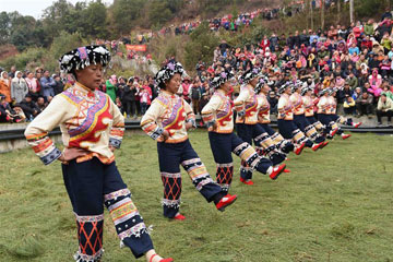 أبناء قومية يي يحتفلون بالعيد التقليدي في جنوب الصين