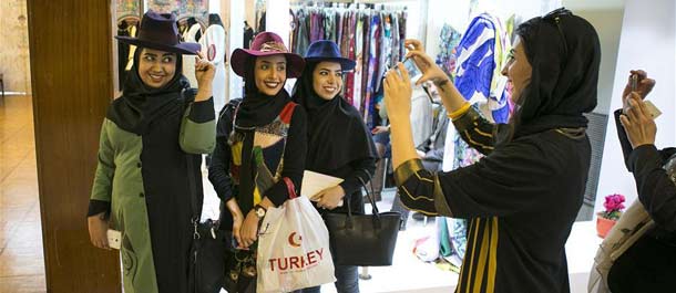 انطلاق فعاليات مهرجان فجر الدولي الـ 6 للأزياء والموضة في طهران