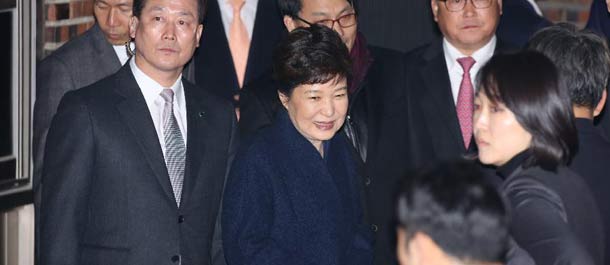 رئيسة كوريا الجنوبية السابقة تغادر مكتب الرئاسة متجهة إلى منزلها الخاص