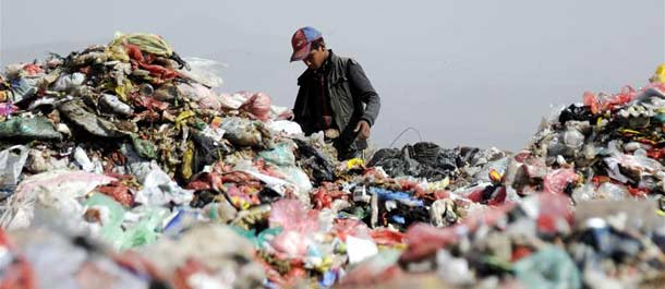 أطفال اليمن يتخذون من النفايات مصدرا لكسب الرزق