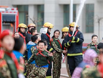 تعليم التلاميذ مكافحة الحرائق في شمالي الصين