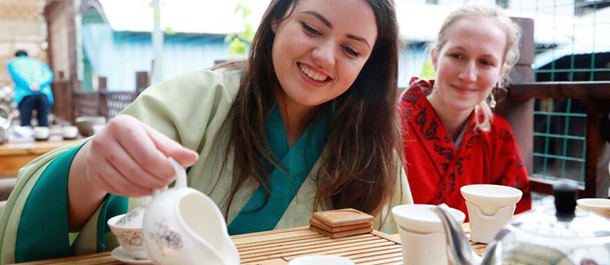 طلبة أجانب يشربون الشاي الأخضر في شرقي الصين