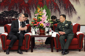 الصين وسويسرا تتعهدان بتعزيز التعاون العسكري