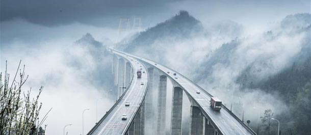 مشهد مذهل للسحب حول جسر معلق في وسط الصين