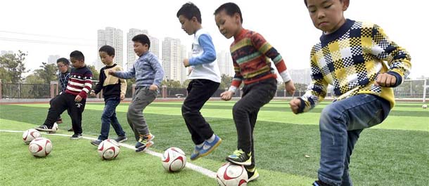 تدريب لكرة القدم بين الاطفال في مدرسة ابتدائية بشرقي الصين