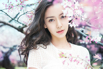 الممثلة الصينية يانغ يينغ تلتقط صور جميلة مع الزهور في موسم ربيع