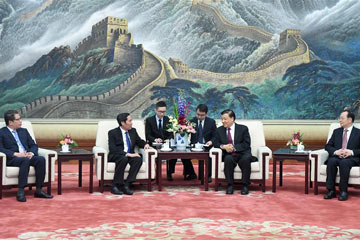 مسئول كبير بالحزب الشيوعى الصينى يجتمع مع وفد من صحيفة الحزب الشيوعى الفيتنامى