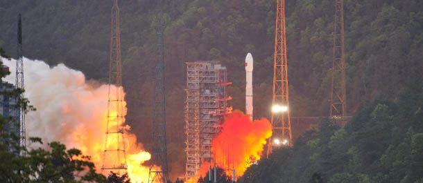 الصين تطلق أول قمر صناعي عالي القدرة للاتصالات