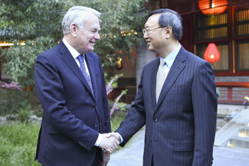مسؤول صيني يلتقي بوزير الخارجية الفرنسي
