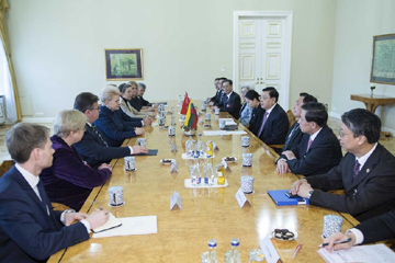 الصين وليتوانيا تتفقان على إرساء علاقات قوية