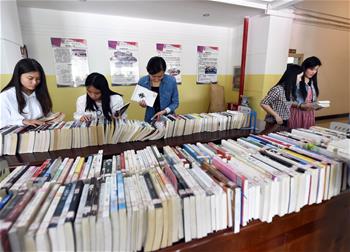 الطلبة في مدينة كونمينغ بمقاطعة يوننان يتدفقون إلى القراءة