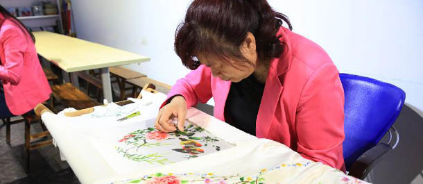 عرض مهنة التطريز اليدوي على قماش الحرير في جنوب غربي الصين
