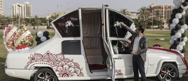 فلسطيني يصنع سيارة "سندريلا" لتأجيرها في أفراح غزة