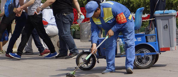 العمال يؤدون واجبهم في عطلة عيد العمال العالمي