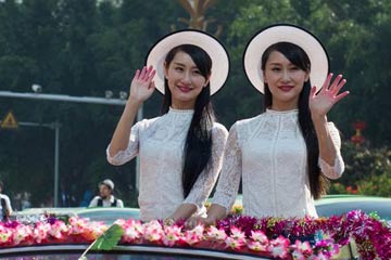تجمع آلاف من التوائم في مقاطعة يونان جنوبي الصين للمشاركة في مهرجان التوائم الدولي