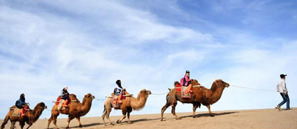 (الحزام والطريق- المناظر الساحرة) الاستمتاع بقوافل الصحراء في مدينة دونهوانغ