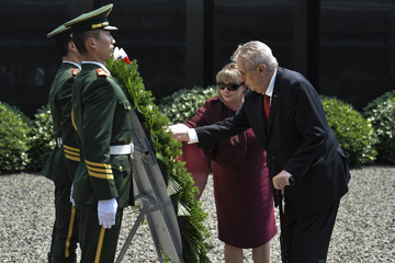 رئيس التشيك يزور النصب التذكاري لمذبحة نانجينغ