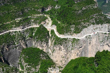 الطريق على جروف جبلية في شمالي الصين