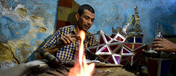 تحقيق اخباري: أسرة مصرية تتوارث صناعة فوانيس رمضان اليدوية