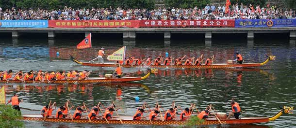 إقامة مسابقة قوارب التنين لاستقبال العيد التقليدي الصيني