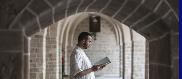 فلسطينيون يقرأون القرآن في ثاني أيام شهر رمضان