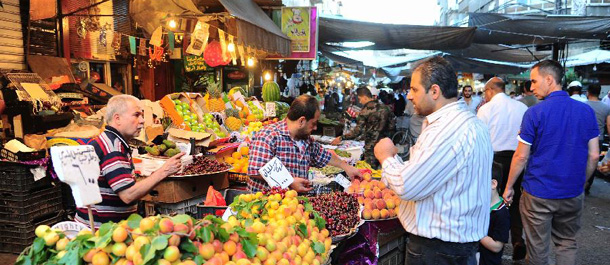 إقبال على شراء المواد الغذائية في دمشق بمناسبة رمضان