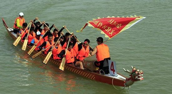 إقامة سباق قوارب التنين في مدينة يينتشوان