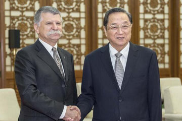 كبير المستشارين السياسيين الصينيين يجتمع مع رئيس البرلمان المجري