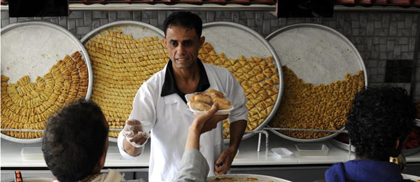 إقبال على الحلويات الشعبية في صنعاء بمناسبة رمضان